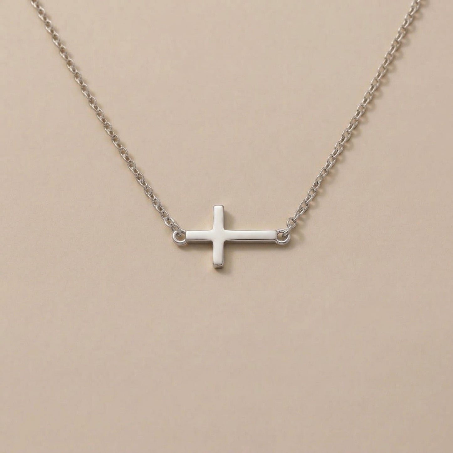 Minimalistisches Kreuzarmband